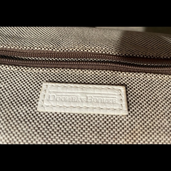 Dooney & Bourke white large shoulder bag. - Picture 8 of 11